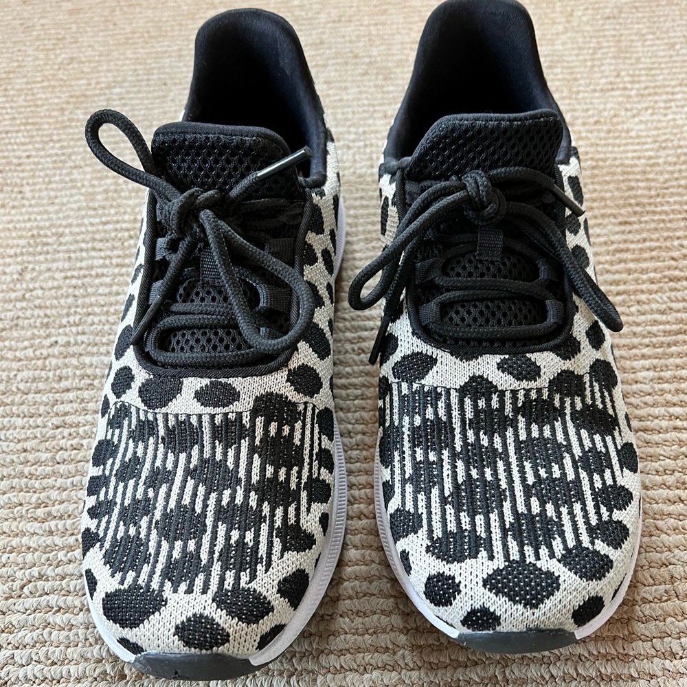 Athletic works snow leopard size 7.5